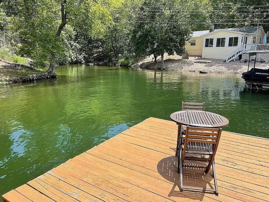 Lakefront Cottage In Secluded Cove Sunrise Beach Buitenkant foto